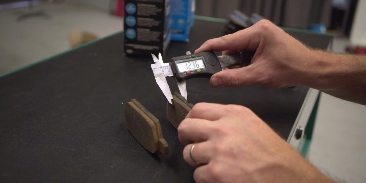 本迪克斯常见问题:问题:客户回来与巨大的不均匀磨损的新刹车片。为什么?